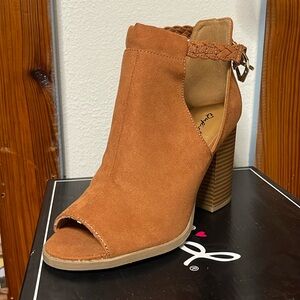 Qupid hazel suede open toe booties size 7